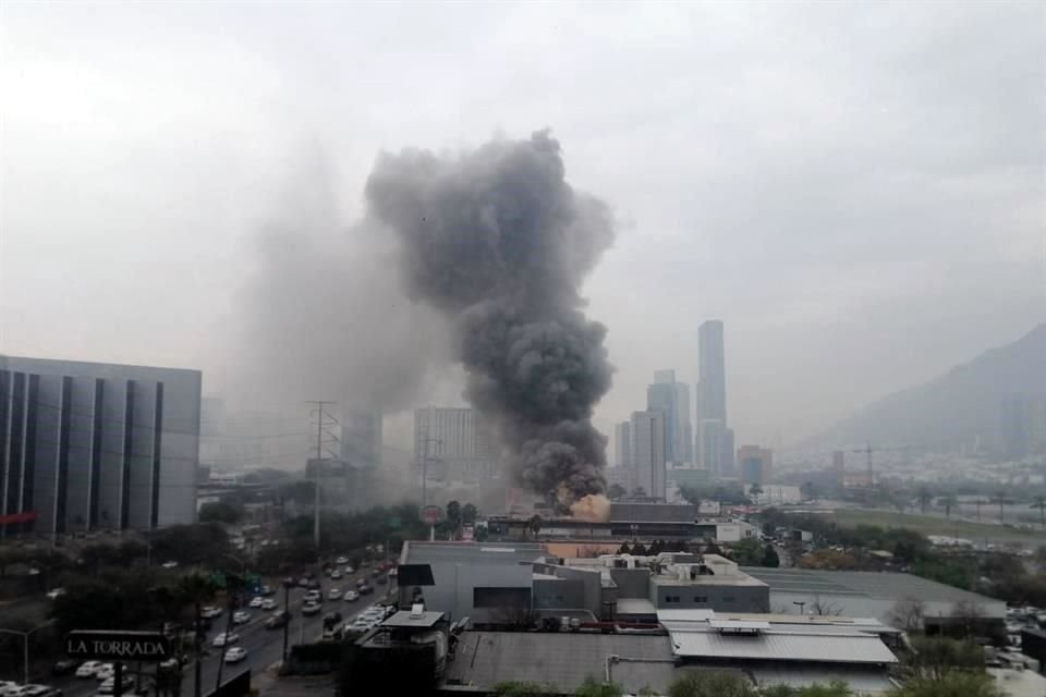 La columna de humo fue observada desde varios puntos del municipio.