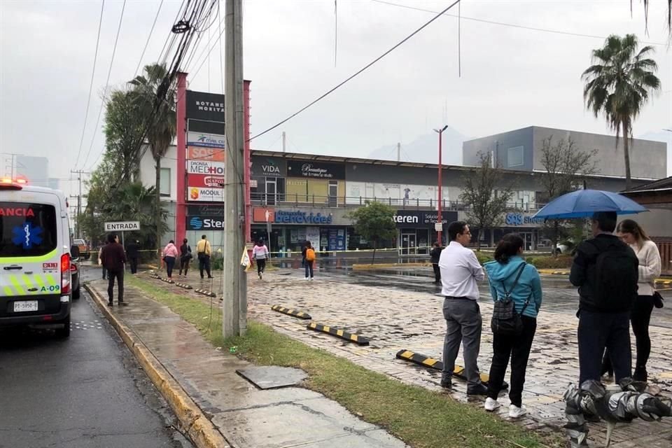 Autoridades evacuaron a varias personas de la plaza comercial.