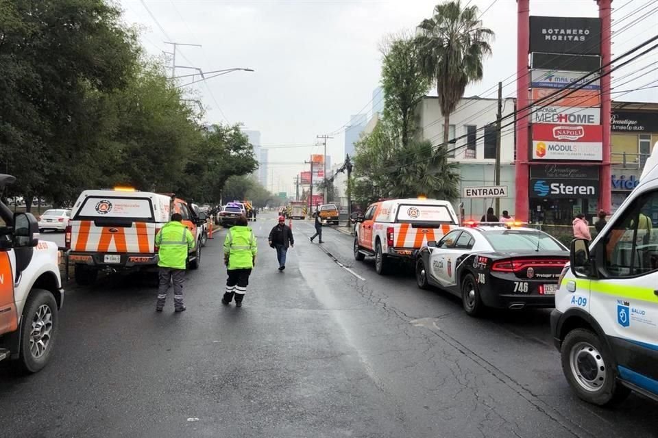 La lateral de Lázaro Cardenas fue cerrada ante los trabajos de control del incendio.