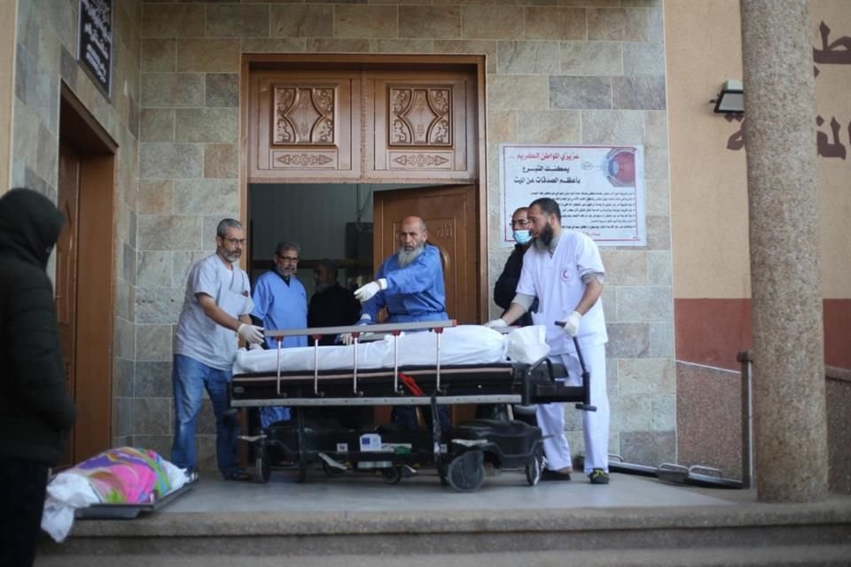 Doctores transportan un cuerpo en el hospital Nasser, en Jan Junis, el 20 de diciembre del 2023.