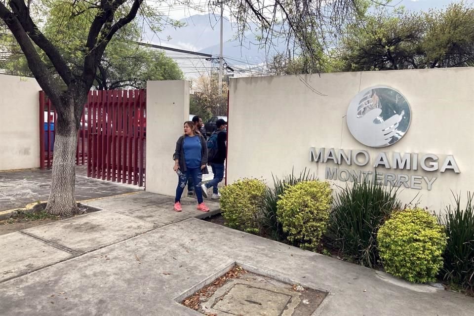 Padres de familia acudieron a la Escuela Mano Amiga a recoger a sus hijos ante la alarma que provocó el video.