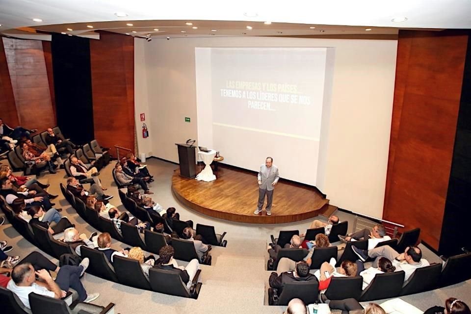 Salvador Alva presenta en el Auditorio del Deportivo San Agustín su libro 'Lo que un Líder no Debe Delegar' 