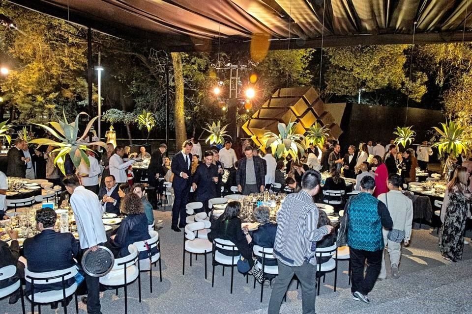 Un grupo de regios asiste y disfruta de la Gala Museo Tamayo 2024 que se realiza en la Ciudad de México