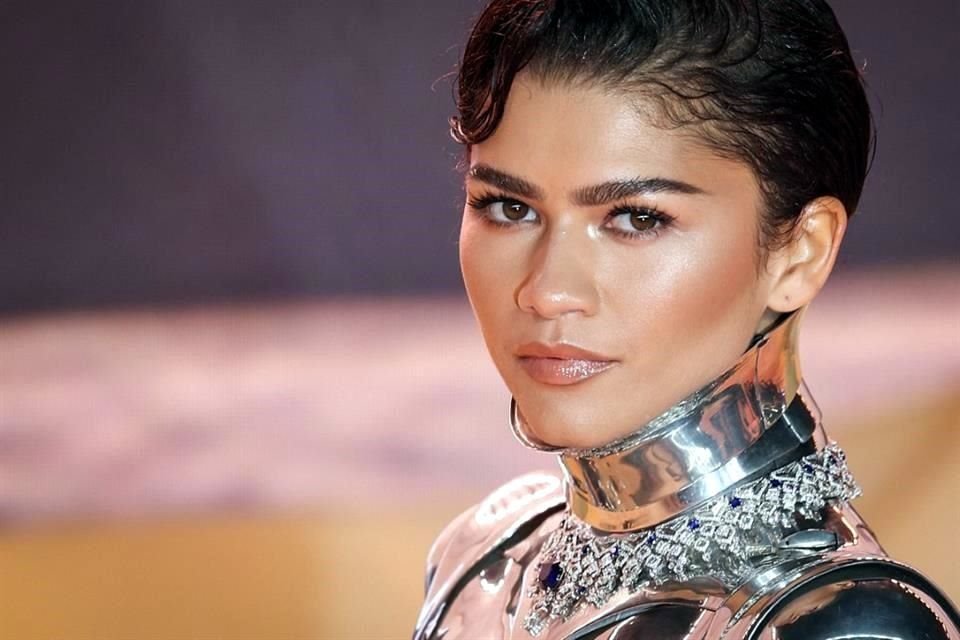 Zendaya reinó en esta alfombra roja junto al maravilloso collar de zafiros y diamantes Bulgari.