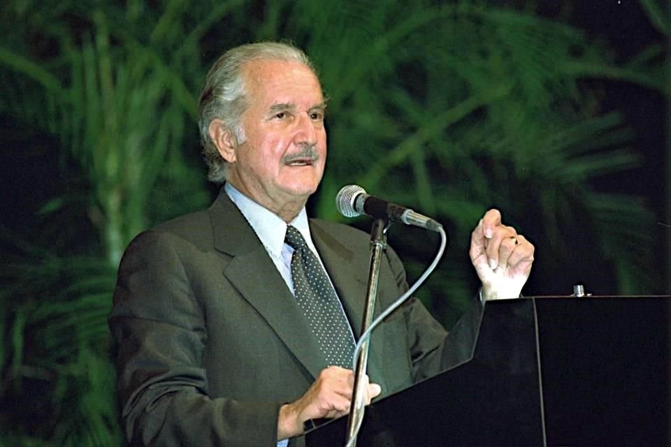 Carlos Fuentes inauguró el 16 de febrero de 1999 la Cátedra con la ponencia 'Un nuevo contrato social para el siglo 21'.