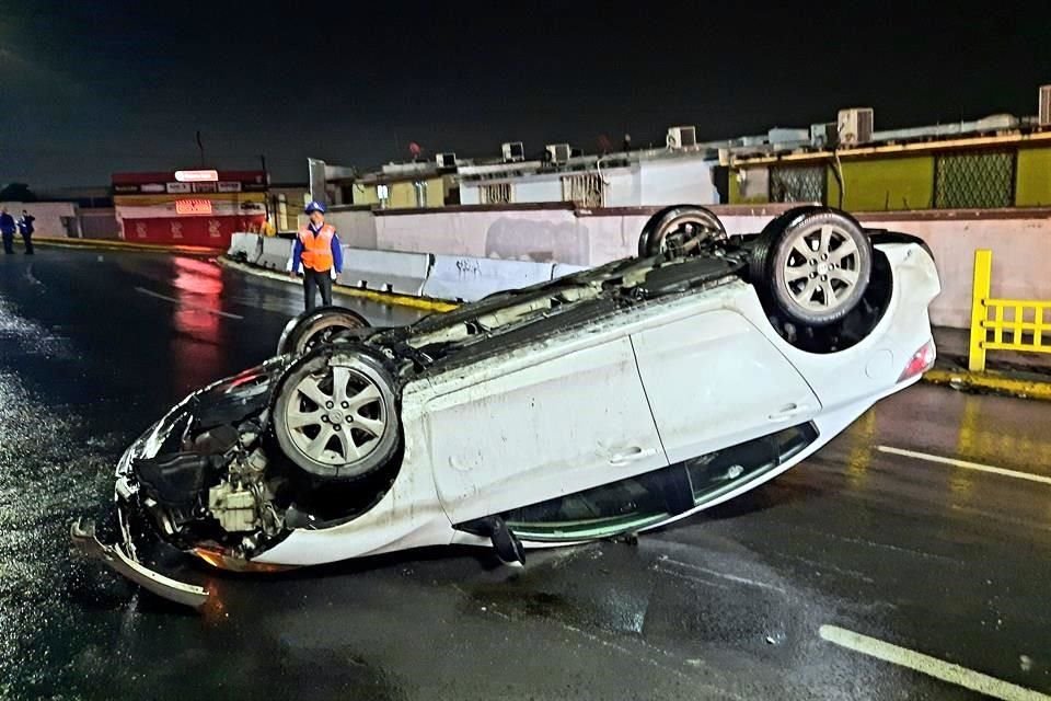 El auto dio al menos dos volteretas después de la colisión, hasta quedar con las llantas para arriba.