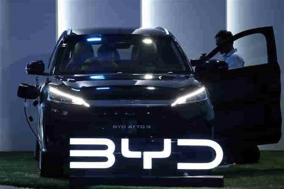 BYD, fabricante chino de autos eléctricos, analiza opciones para instalar una planta en México.