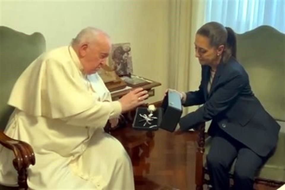 Al visitarlo, Sheinbaum le solicitó al Papa que bendijera una rosa de plata, la cual le entregará al Rector de la Basílica de Guadalupe.