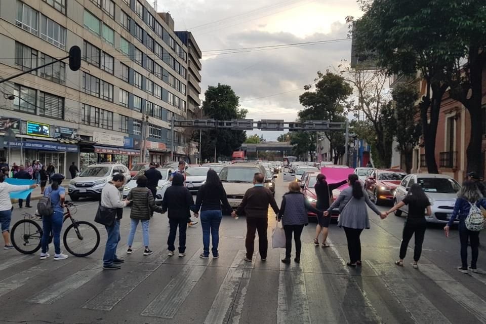 Vecinos bloquean Extremadura y Patriotismo.