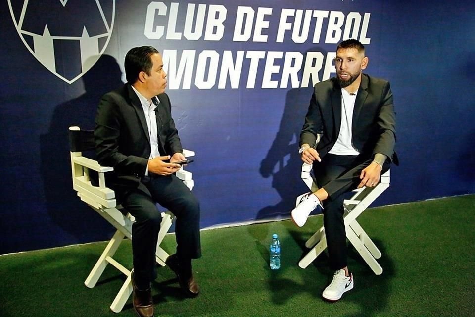Jonathan Orozco, junto al reportero Jesús Carvajal de Cancha.