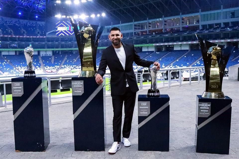 Jonathan Orozco posa con los trofeos conquistados en su paso por Rayados.