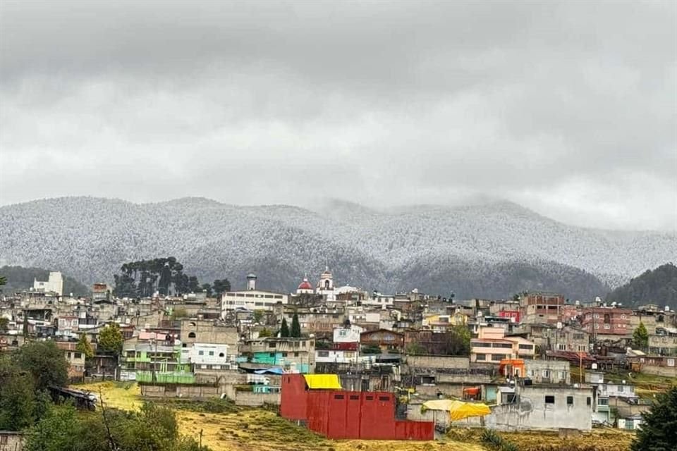 Autoridades llamaron a tomar precauciones ante la caída de aguanieve.