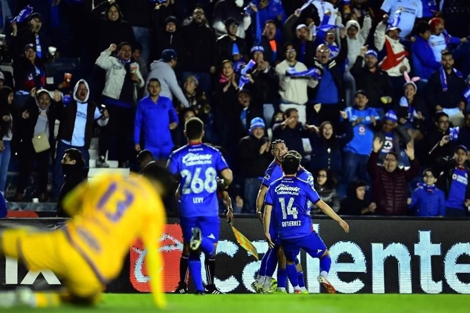 Un centro de Uriel Antuna fue desviado por Diego Reyes al fondo del arco, para el 1-0 de Cruz Azul sobre Tigres.