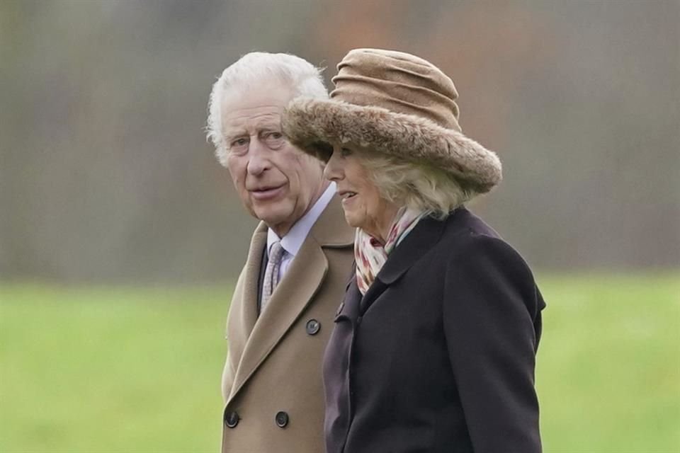 La Reina Camila no ha dejado solo a su esposo.