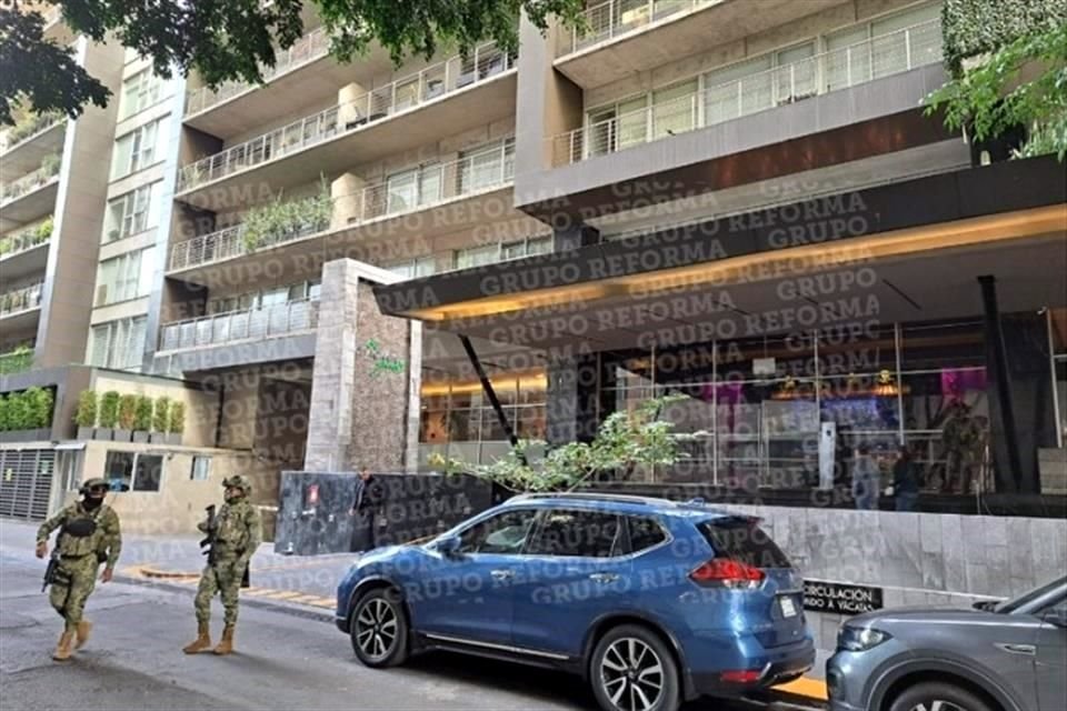 En las inmediaciones del edificio se ven al menos dos camionetas de la Semar que participan en el cateo.