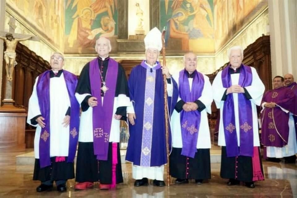 El Arzobispo (centro) posa con los nuevos Capellanes de su Santidad: (izq. a der.) Bernardo Sáenz Hernández, Rodolfo Villarreal Martínez, Armando Padrón Corral y Roberto Méndez Ortiz.