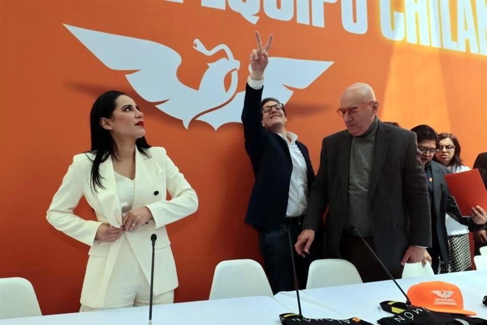 Sandra Cuevas junto a Dante Delgado y Salomón Chertorivski durante el registro de su candidatura.