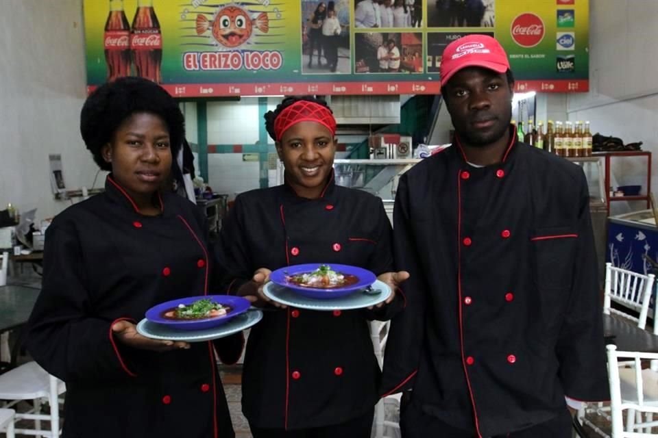 Los haitianos Mari Elta, Juliana y Robinson son cocineros en el restaurante de mariscos 'Erizo Loco' en la Nueva Viga.