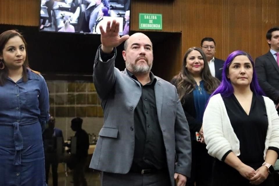 El emecista José Alfredo Pérez Bernal, suplente del Legislador con licencia Waldo Fernández, tomó protesta en el Congreso.