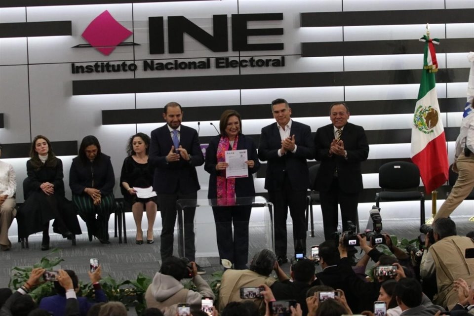 Xóchitl Gálvez exigió a AMLO que 'saque las manos del proceso electoral' durante registro como candidata presidencial de PRI-PAN-PRD en INE.