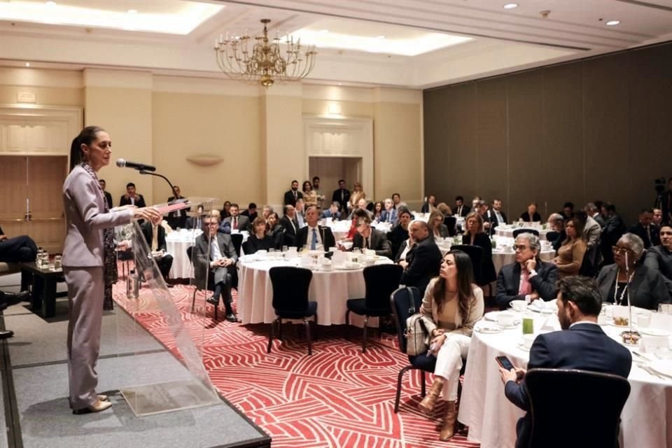 La candidata presidencial morenista  se reunió con alrededor de 70 Embajadores acreditados en México.