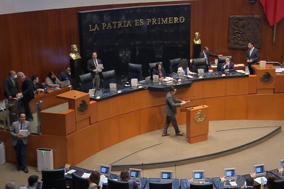 Senado aprobó la Ley Silla para garantizar periodos de descanso a trabajadores cuya jornada consiste en estar muchas horas de pie.