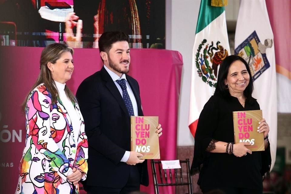 Martha Herrera (izq. a der.), Secretaria de Igualdad e Inclusión del Estado, el Gobernador Samuel García y Consuelo Bañuelos, presidenta honoraria de la Comisión para la Inclusión y No Discriminación.