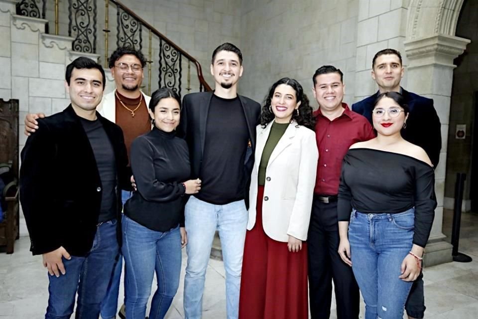 Los cantantes Alejandro Yépez (izq. a der.), Jaquez Reyes, Kathia Romero, Isaac Herrera, Carolina Herrera, Osvaldo Martínez, Rafael Rojas y Daniela Cortés.