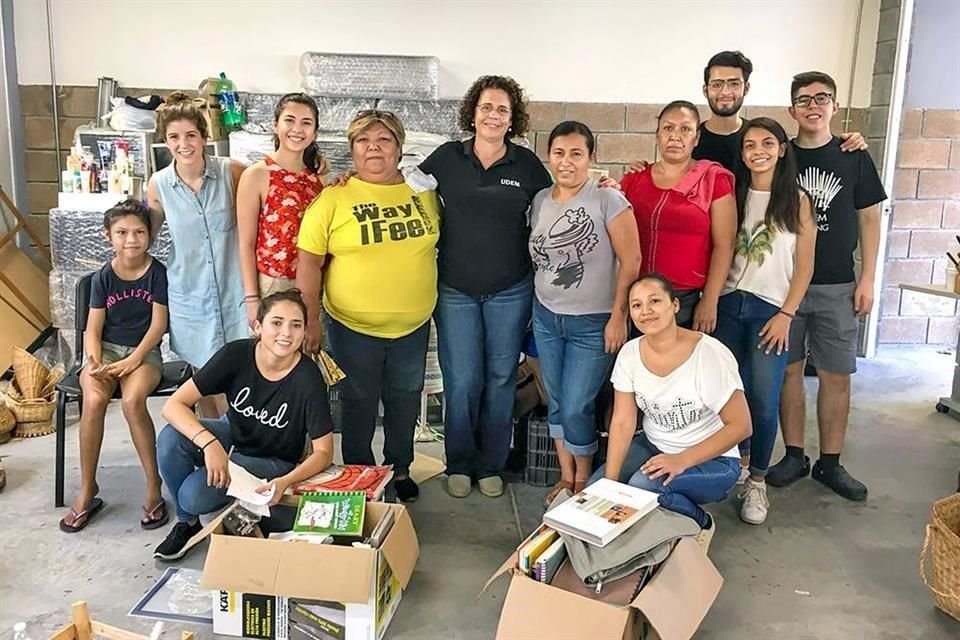 Beatriz Gómez con algunas madres de familia beneficiadas con los programas.