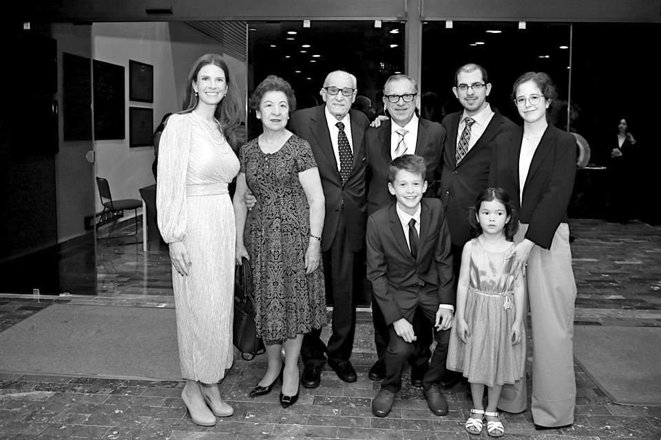 Lauren Guehl, Blanca Flores de Sabella, Salvatore Sabella, Vicente Sabella, Giovani Sabella, Lucía Oei, Herny Guehl y Gema Oei