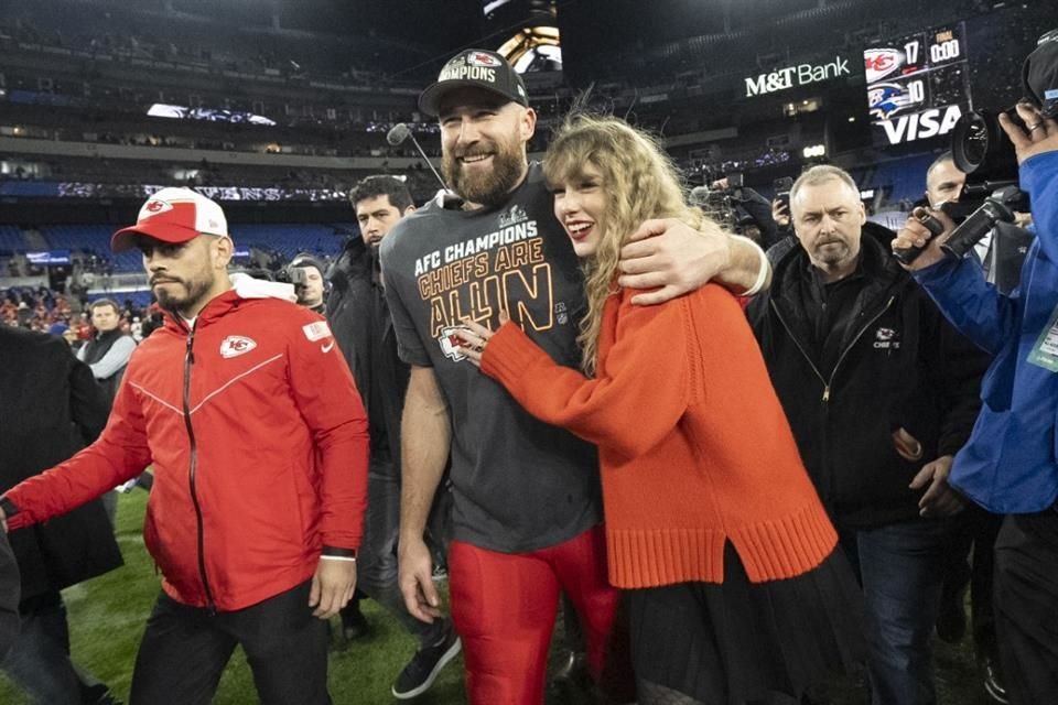 Travis Kelce viajó en jet privado hacia Australia para acompañar a su novia, Taylor Swift, en sus conciertos de la gira 'The Eras Tour'.