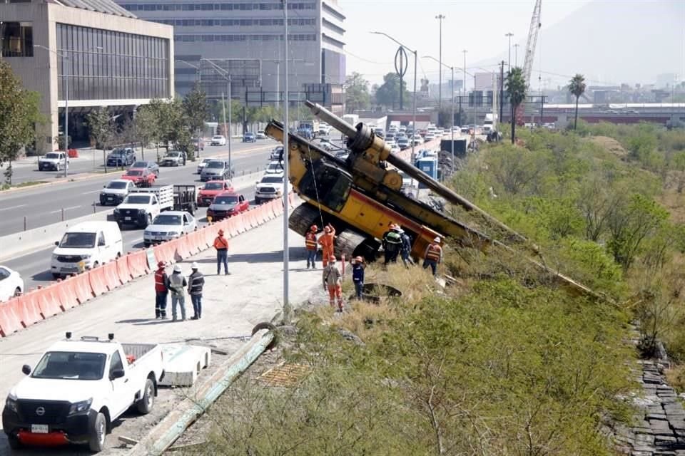 El accidente se registró en Avenida Constitución, entre Zaragoza y Juárez, junto al Río Santa Catarina. 