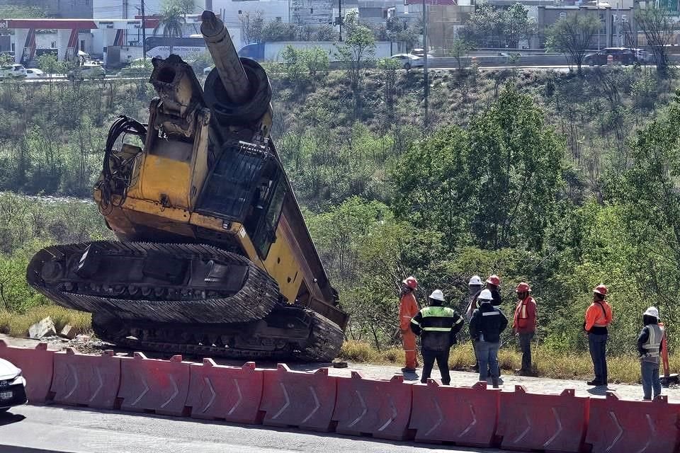 La perforadora quedó sobre una de las dos cintas que tiene, volcada de manera lateral sobre el lecho.