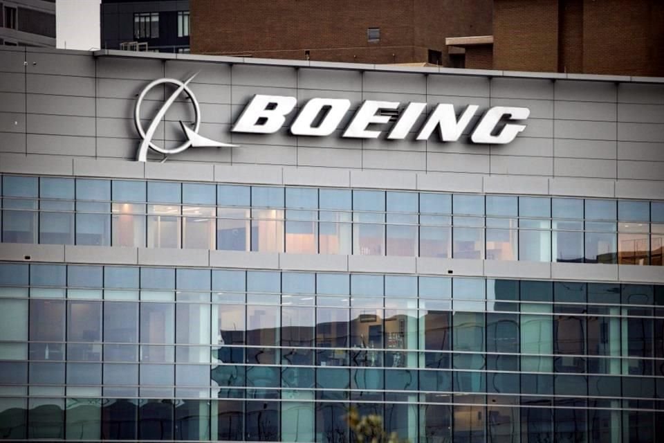 Boeing anunció una reorganización, destacando la salida inmediata de Ed Clark, director del programa 737 Max de Boeing.