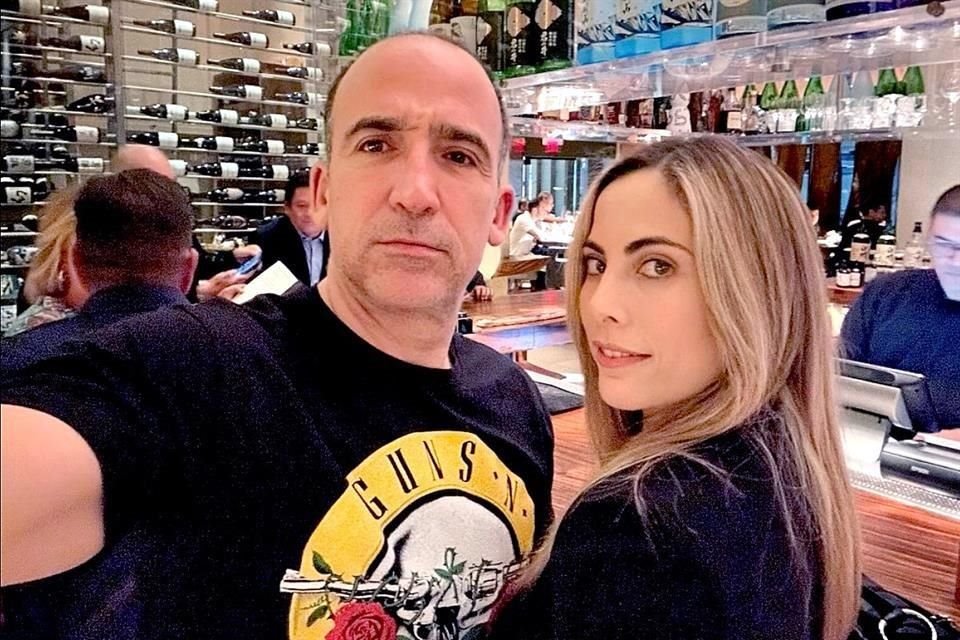 Los que estuvieron compartiendo algunas imágenes en sus redes sociales, en las que se les ve muy enamorados, vacacionando, son Ernesto López y Mayela Gayol.