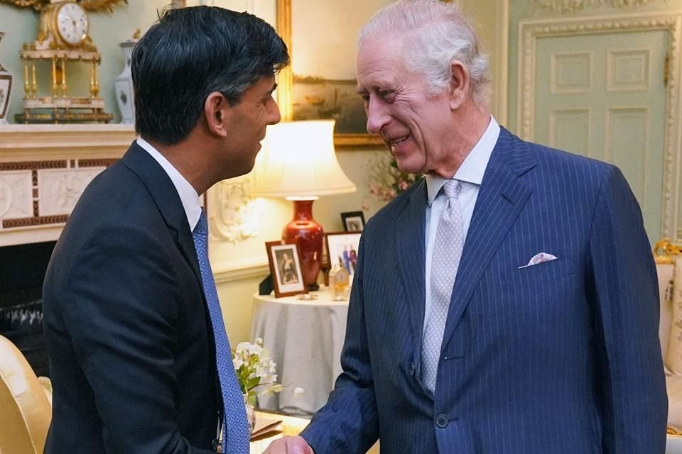 Carlos III da la bienvenida al primer ministro británico, Rishi Sunak, en el Palacio de Buckingham.