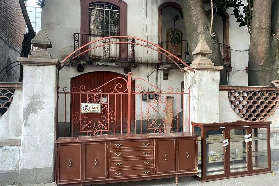 La familia que residía en la casa que perteneció a Octavio Paz, en la Colonia Nochebuena, fue desalojada del inmueble el martes.