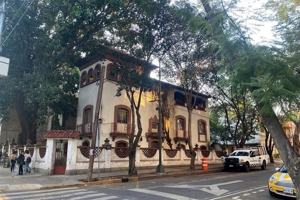 Personal de la Guardia Nacional custodia el inmueble que había estado en litigio por mucho tiempo.