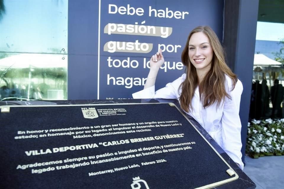 Paulina Bremer observa la placa con el nombre de su padre.
