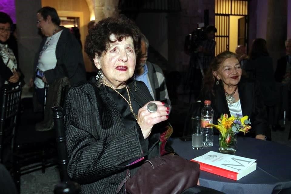 Las escritoras Margo Glantz y Sara Poot Herrera, entre las y los asistentes.