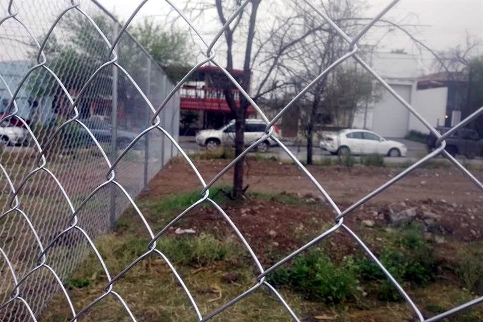 Vecinos de las Colonias Morelos y Fraccionamiento Aztlán realizaron un plantón con el que evitaron que fuera cercado el área verde del Parque Libertad. 