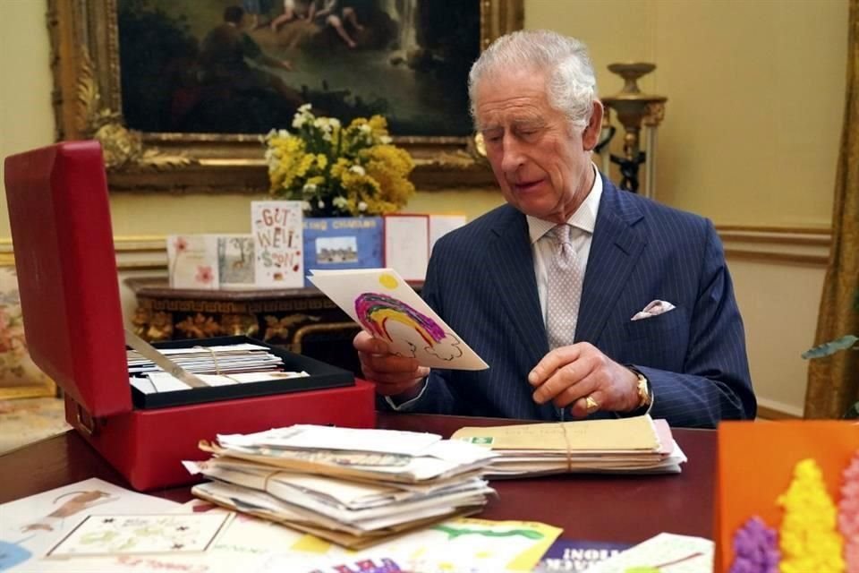 El rey británico ha recibido más de siete mil cartas de ánimo.