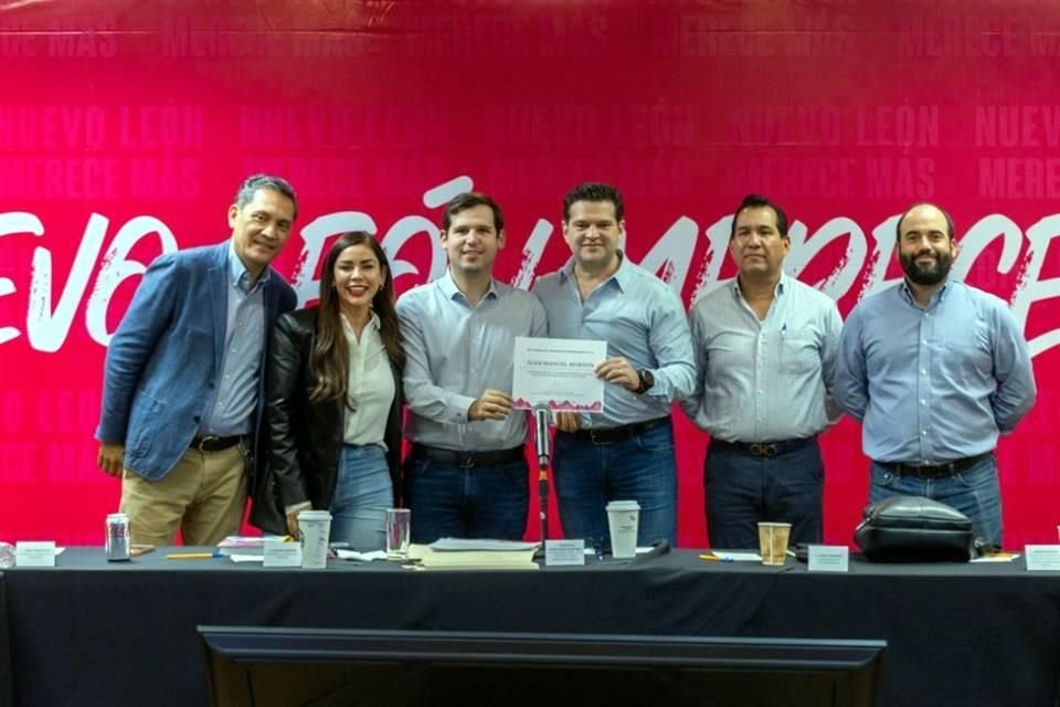 Cienfuegos estuvo acompañado de Karina Barrón y Juan Carlos Ruiz, aspirantes al Senado de la República. 