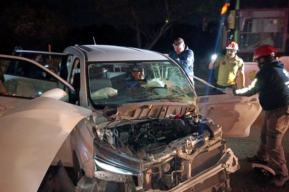 José Ángel Leija Onofre, de 65 años, quedó prensado en su camioneta tras chocar contra un tráiler en la Carretera a Laredo, en Escobedo.