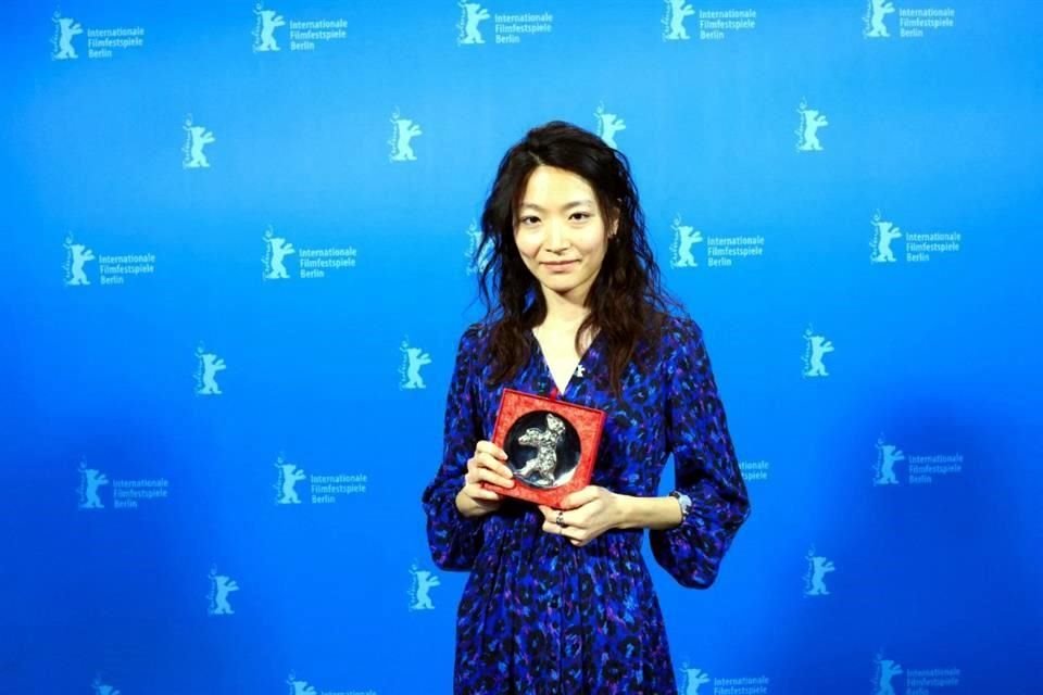 Wenquian Zhang posa con el Oso de Plata, premio del jurado, por el cortometraje 'Remains of the hot Day' (Re tian wu hou)