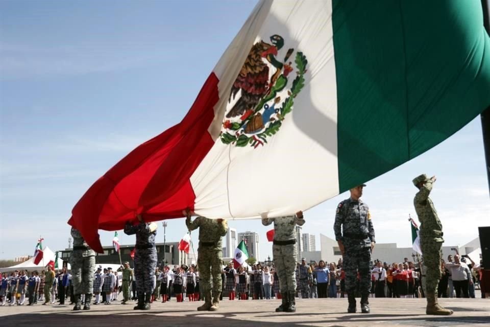 Militares extendieron la bandera para rendir los honores.