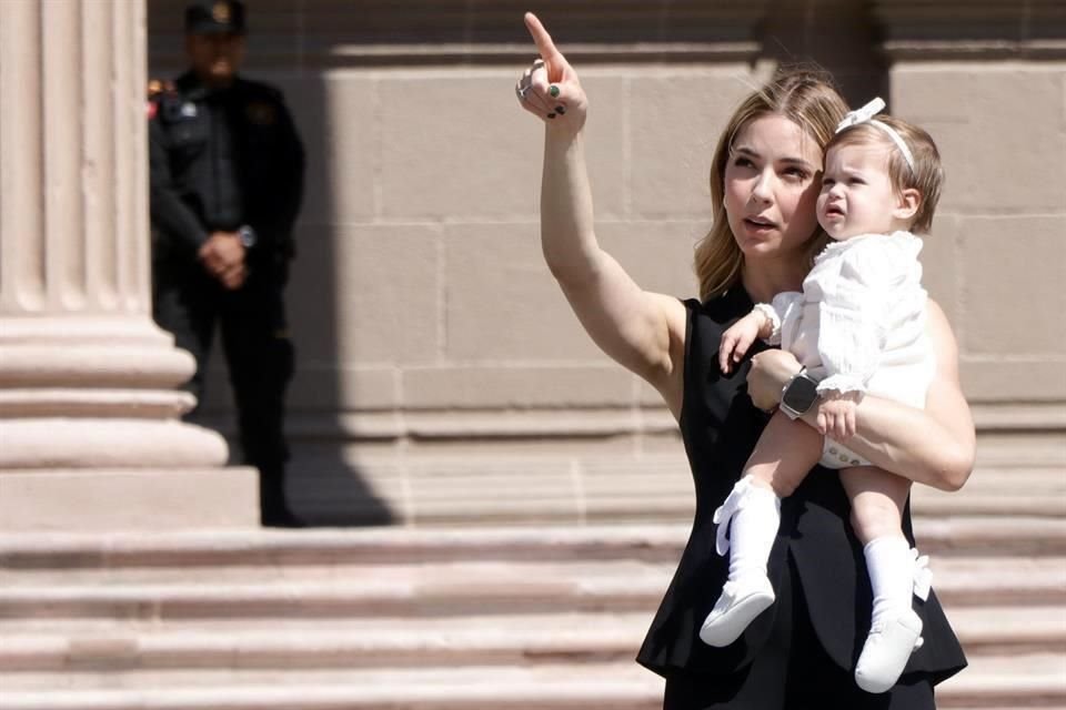 Mariana Rodriguez, aspirante a la Alcaldía de Monterrey y esposa del Gobernador, asistió al evento junto con su hija.