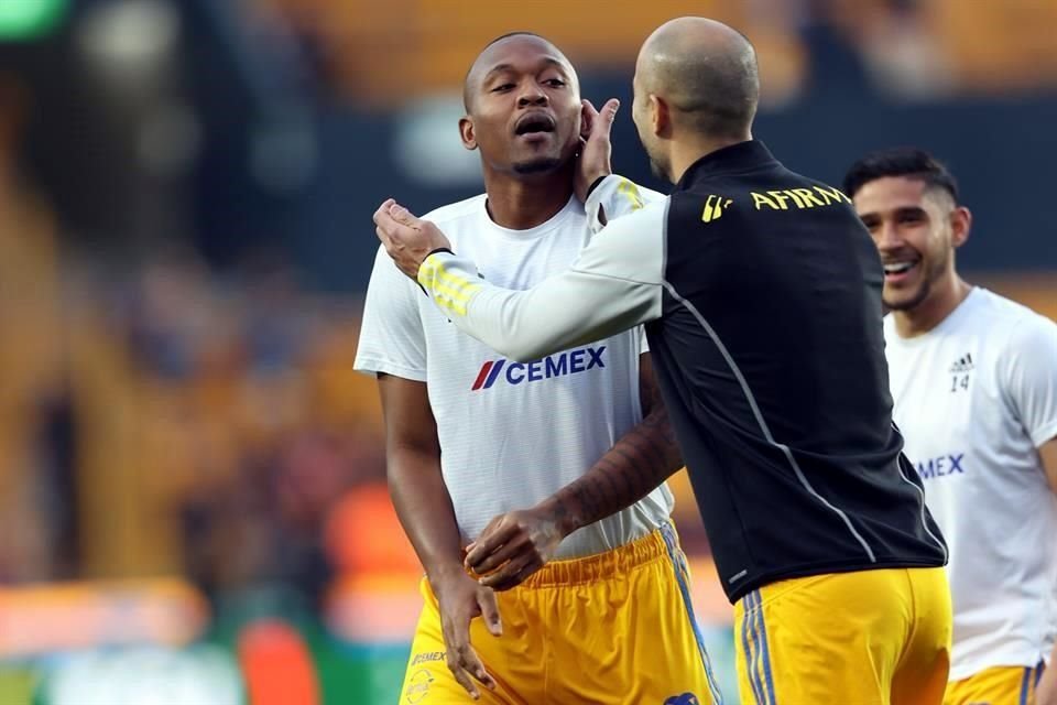 Samir Caetano bromeando con Guido Pizarro en el calentamiento.