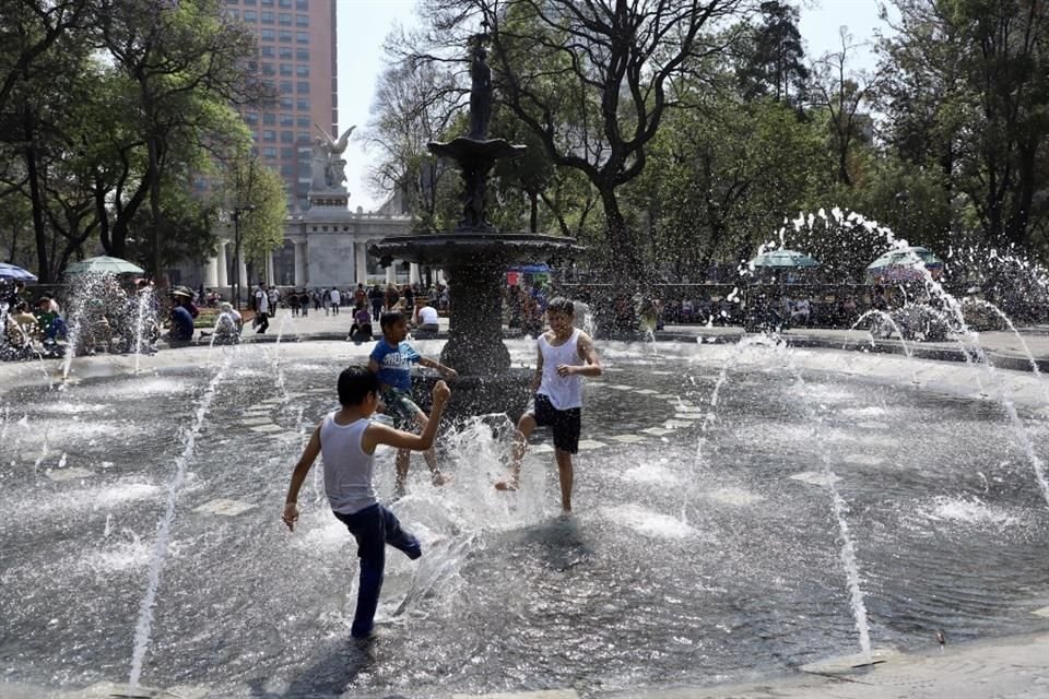 Las fuentes de la Alameda se convirtieron en un oasis ante las altas temperaturas. 