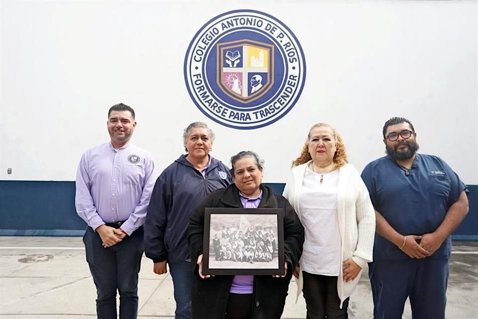 Diego Espinosa, director general (de izq. a der); María Dolores Hernández, directora de primaria; Esther Ramírez, directora de secundaria, y ex alumnos María del Carmen Moreno y Roberto Villavicencio.